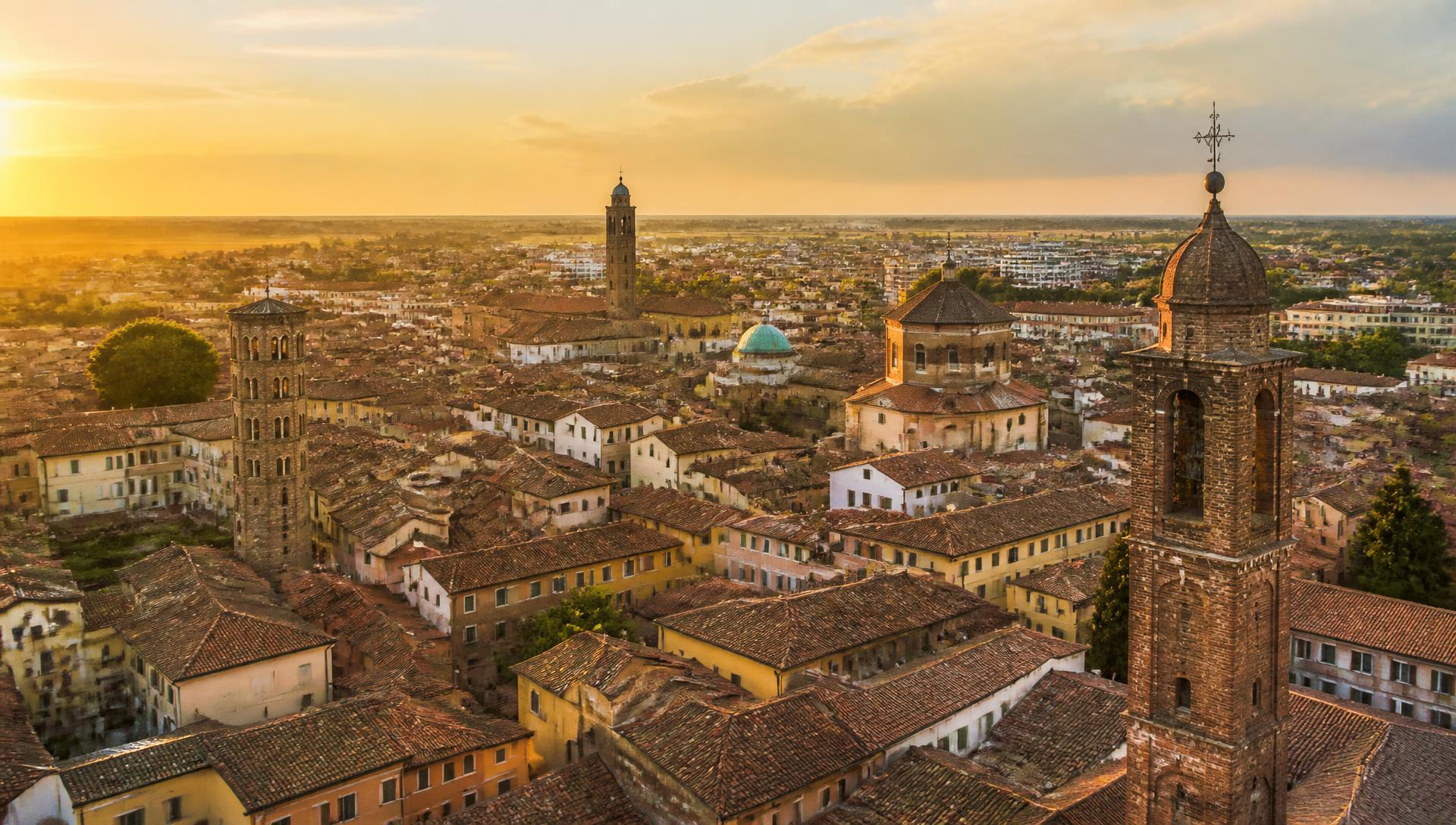 Veduta dei tetti e dei campanili del centro storico di Ravenna nella luce del tardo pomeriggio